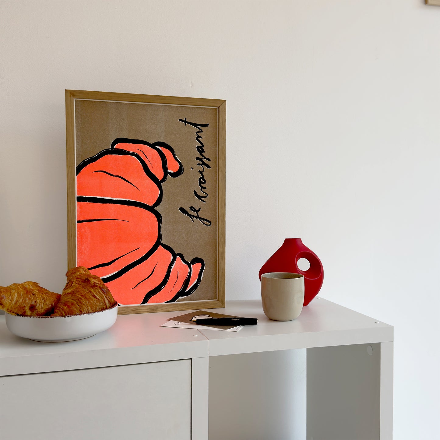 Risographie mit einem Croissant in Fluorescent Orange