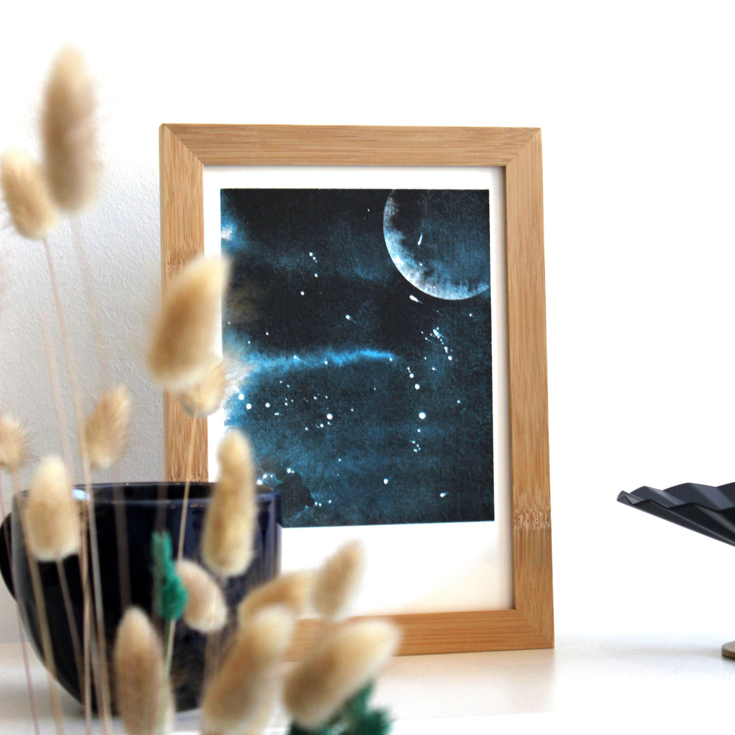 Das limitierte Kunst Poster zeigt den Blick in eine sternenklare Nacht. Universum.